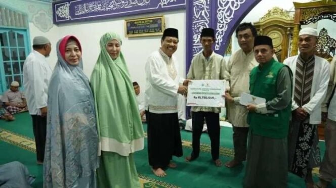 
Safari Ramadhan di Masjid Al Huda, Pemkot Serahkan Bentuk Bantuan Keagamaan