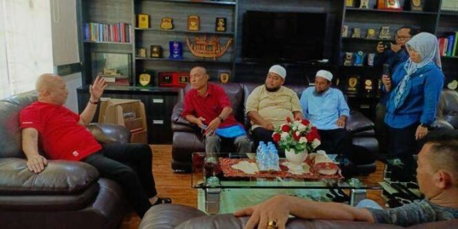 
Didit Srigujaya Menerima Audiensi Dari Forum Pencucian Pasir Tailing Pulau Bangka di Ruang Kerjanya