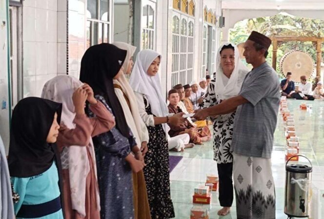 
Di Bulan Suci Ramadhan Anggota DPRD Babel Serahkan Bantuan Kepada Anak Yatim Piatu Desa Jeriji Toboali