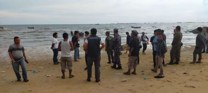 
H.Yus Derahman Bersihkan Laut: Speedboat Ilegal Dipaksa Minggir dari Pantai Pasir Kuning