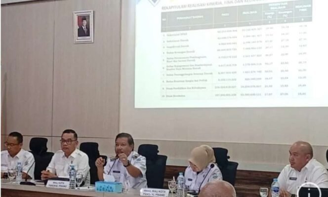 
Sekda Mie Go Menghadiri Giat Halal Bihalal DWP Kota Pangkalpinang di Balai Betason