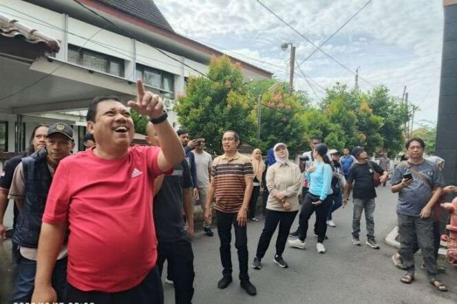 
Walikota Pangkalpinang Pimpin Kegiatan Gotong Royong di Halaman Kantor 