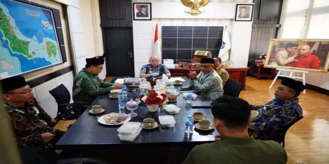 
Pertemuan di ruang kerja Ketua DPRD Bersama BAZNAS Babel Menghasilkan Optimalisasi Pengelolaan Zakat 