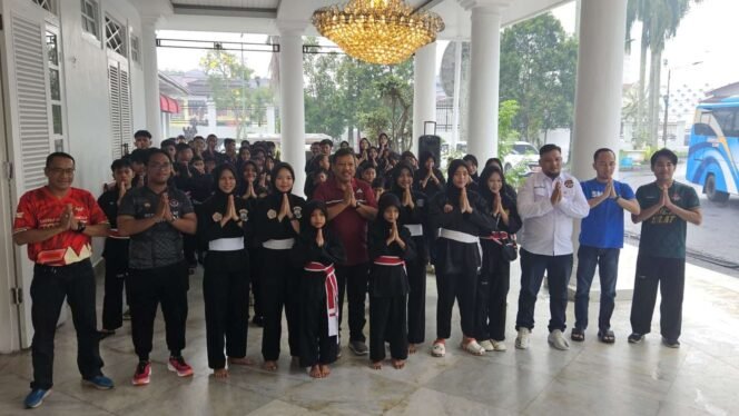 
Prof. Udin Berangkatkan 80 Atlet Pencak Silat Kejurda 2026 di Mentok 