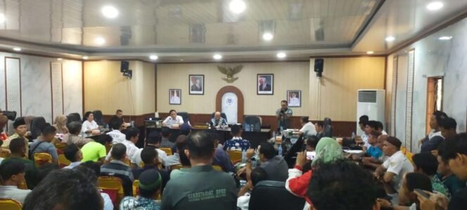 
DPRD Babel dan Manajemen PT. GML Audiensi Bersama Perwakilan Masyarakat Sembilan Desa dari Tiga Kecamatan
