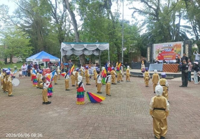 
Bunda PAUD Kota Pangkalpinang Susanti Saparudin Membuka Kids Band Festival 2026 Kota Pangkalpinang