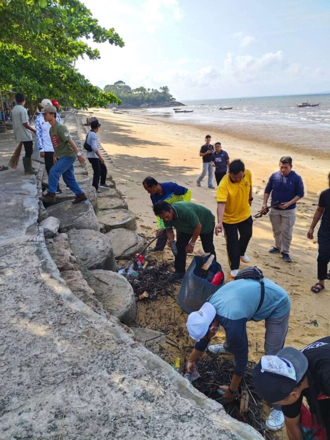 
Yus Derahman: Menjaga Pantai Pasir Kuning Berarti Menjaga Harga Diri Daerah Bangka Barat