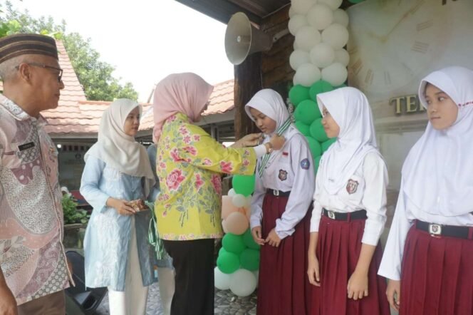 
Wakil Wali Kota Pangkalpinang Dessy Ayutrisna Melepaskan 72 Siswa Lulus SD Negeri 23 Pangkalpinang