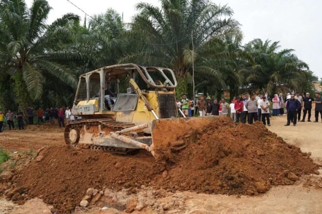 
DPRD Babel Turun Langsung ke Lokasi dan Buka Jalan Akses Masyarakat Beraktivitas