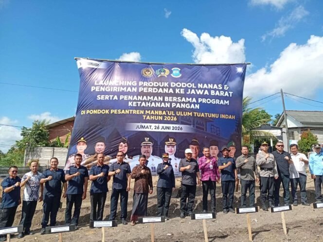 
Prof Udin Resmi Melepas Pengiriman Perdana Produk Dodol Nanas ke Jawa Barat