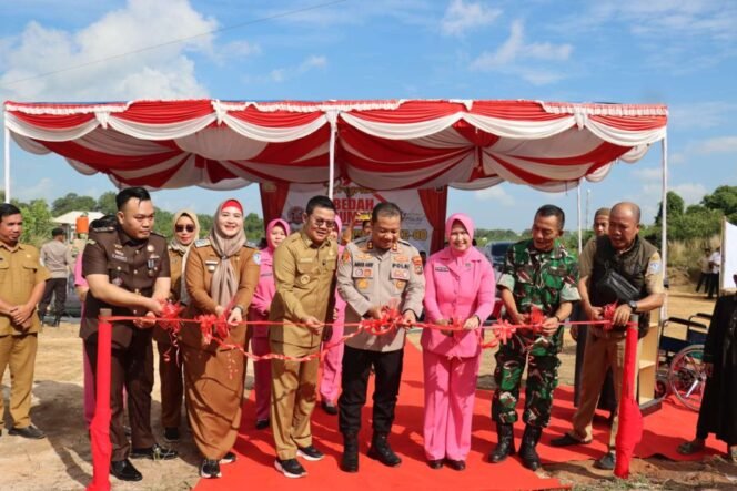 
Sambut Hut Bhayangkara ke-80, Polres Basel Bedah Rumah Masyarakat