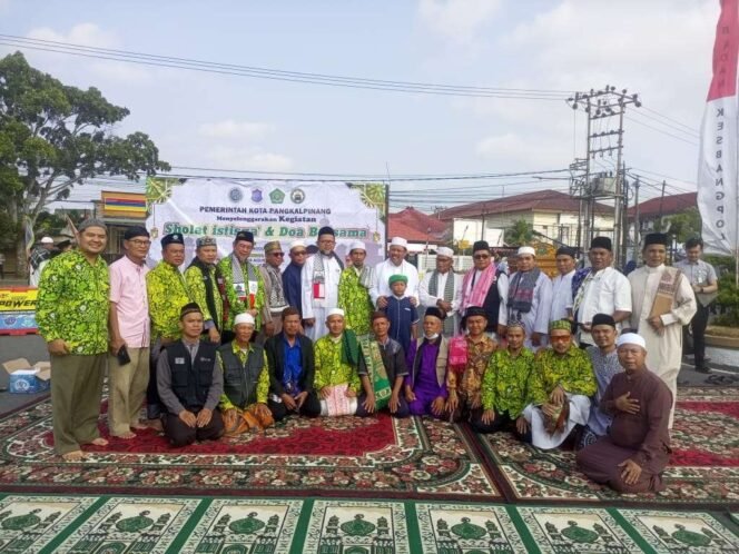 
Bersama Forkopimda dan Pemerintah Daerah Walikota Pangkalpinang Melaksanakan Sholat Istisqo