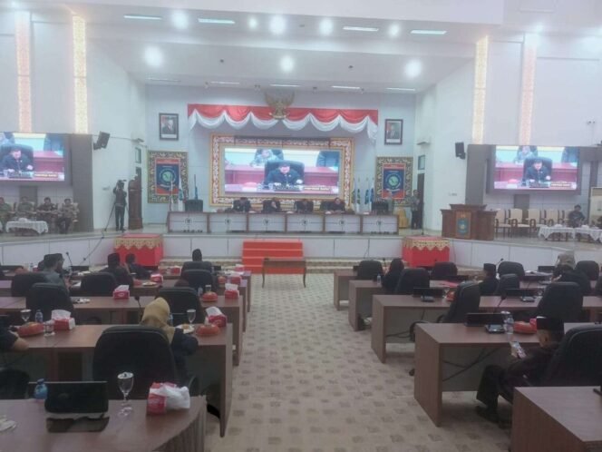 
Rapat Paripurna di Ruang DPRD Babel Menyetujui Dua Raperda Menjadi Perda