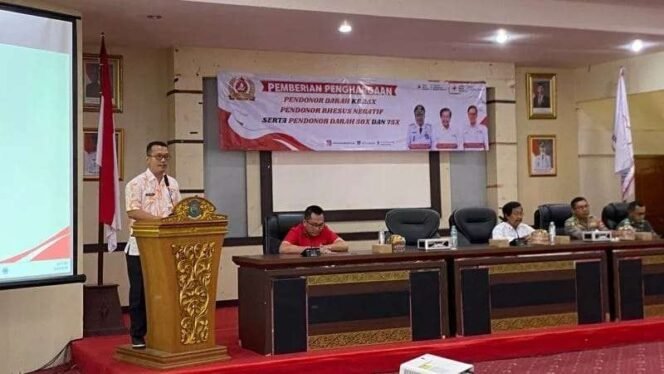 
					Dr Hisar Mangoloi Manulu Menghadiri Pemberian Penghargaan kepada Pendonor Darah Rhesus Negatif